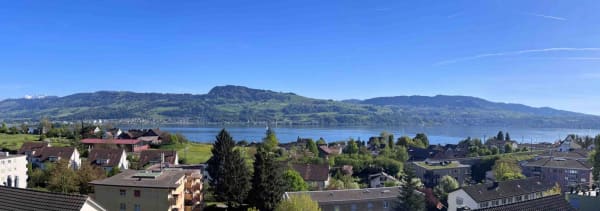 Immobilie in Uerikon - UNVERBAUBARE PANORAMASICHT – 5½-ZIMMER-WOHNUNG ÜBER DEM ZÜRICHSEE - Bild 0