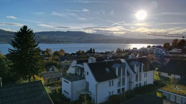 Immobilie in Uerikon - UNVERBAUBARE PANORAMASICHT – 5½-ZIMMER-WOHNUNG ÜBER DEM ZÜRICHSEE - Bild 1
