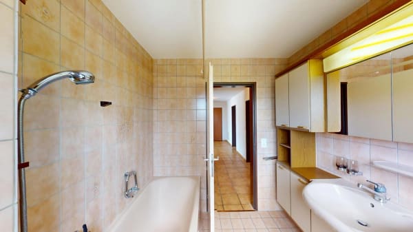Immobilie in Berikon - Die Gelegenheit: grosszÃ¼gige 4.5-Zimmerwohnung mit Renovationspotenzial und sonnigem Balkon - Bild 3