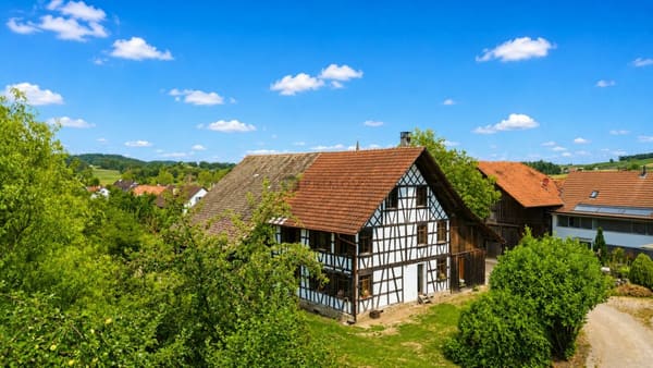 Immobilie in Rickenbach Zh - Historisches Fachwerkhaus auf 1'706 m² Grundstück mit Entwicklungspotenzial - Bild 0
