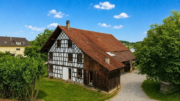 Immobilie in Rickenbach Zh - Historisches Fachwerkhaus auf 1'706 m² Grundstück mit Entwicklungspotenzial - Bild 1