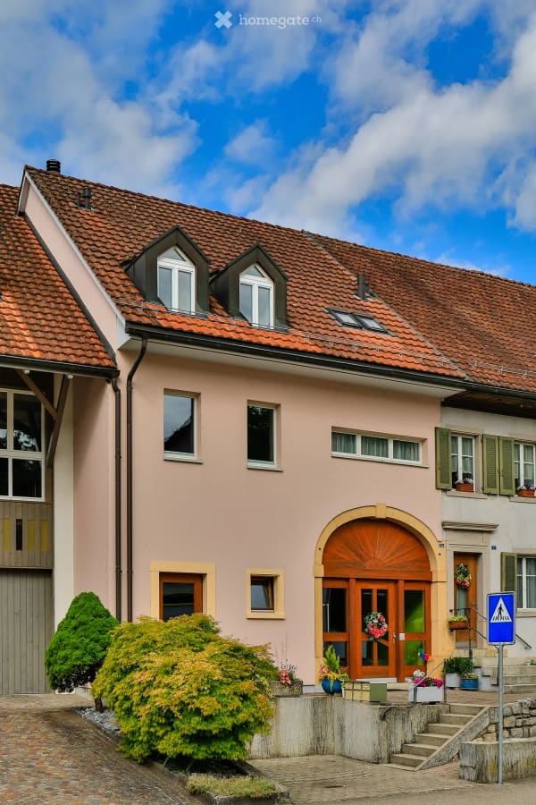 Immobilie in Kaisten - Gepflegtes Einfamilienhaus an zentraler Lage, mit Wohnen über den Dächern - Bild 1