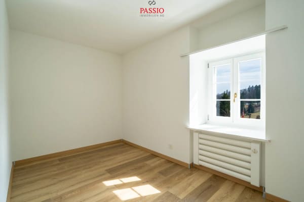 Immobilie in Les Prés-d'orvin - Charmante 4.5-Zimmer-Wohnung mit Cheminée und Alpenblick - Bild 12