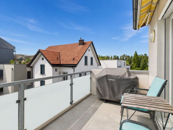 Immobilie in Uster - VIEL PLATZ UND HELLE ZIMMER AN ZENTRALER LAGE - Bild 0
