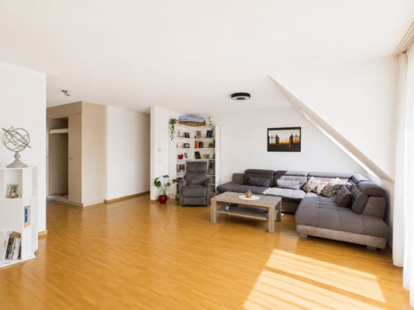 Immobilie in Uster - VIEL PLATZ UND HELLE ZIMMER AN ZENTRALER LAGE - Bild 2