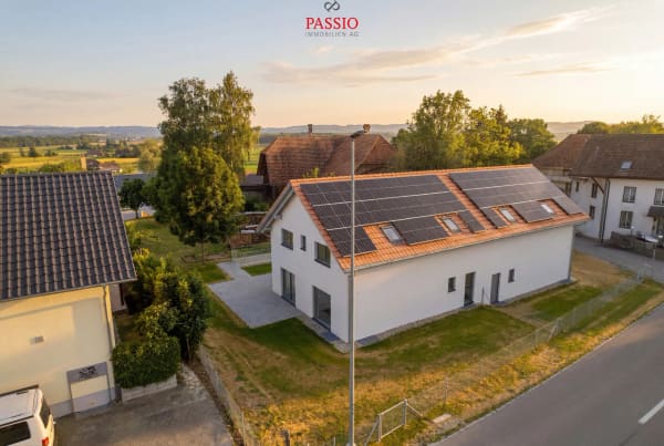 Immobilie in Schalunen - Exklusives 6.5-Zimmer-Doppeleinfamilienhaus mit grosszÃ¼gigem Garten - Bild 1