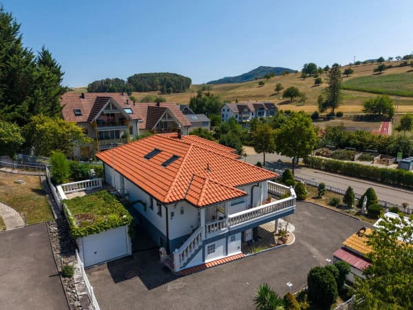 Immobilie in Bennwil - Ferienfeeling im Toskanahaus mit grosszügigem Umschwung und drei Garagen - Bild 1