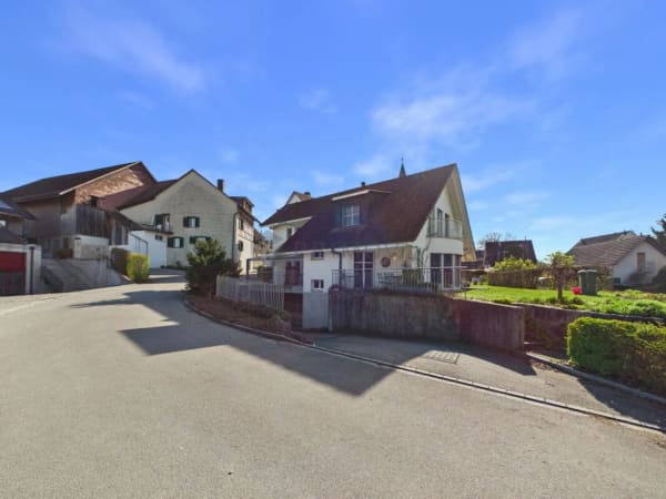 Immobilie in Uesslingen - Charmantes Einfamilienhaus mit zusÃ¤tzlicher LandwirtschaftsflÃ¤che - ideal fÃ¼r Pferdeliebhaber - Bild 1