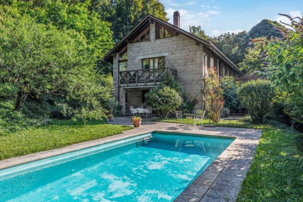 Immobilie in Essertines-sur-rolle - MAISON AVEC PISCINE AU COEUR D'UN CADRE BUCOLIQUE, AVEC VUE SUR LE LAC - Bild 0