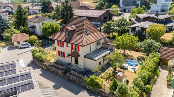 Immobilie in Busswil Be - Freistehendes 2½-Zimmer-Einfamilienhaus mit viel Platz im Dorfkern von Busswil - Bild 0