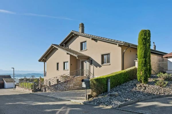 Immobilie in St-blaise - Harmonie, espace et nature ! Une villa unique à St-Blaise avec vue lac - Bild 0