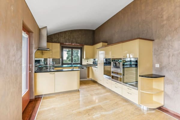 Immobilie in St-blaise - Harmonie, espace et nature ! Une villa unique à St-Blaise avec vue lac - Bild 3