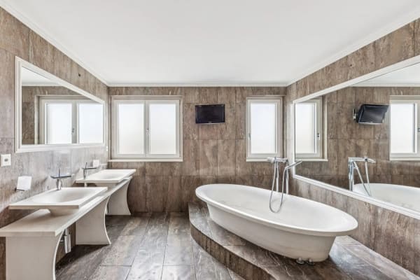 Immobilie in St-blaise - Harmonie, espace et nature ! Une villa unique à St-Blaise avec vue lac - Bild 7