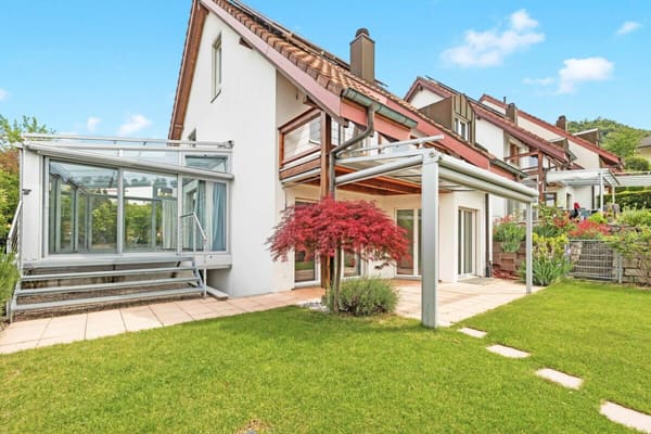 Immobilie in Duggingen - Grosszügiges 6.5-Zimmer Einfamilienhaus mit Pool & Wintergarten - Bild 0