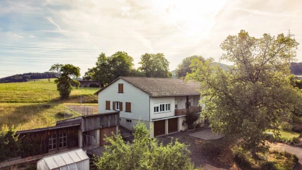 Immobilie in Hittnau - Zweifamilienhaus mit NebengebÃ¤ude und grosszÃ¼gigem Umschwung - Bild 0