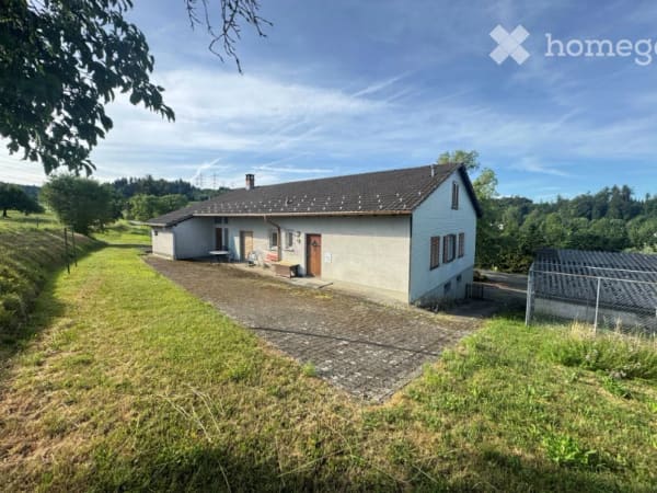 Immobilie in Hittnau - Zweifamilienhaus mit NebengebÃ¤ude und grosszÃ¼gigem Umschwung - Bild 2