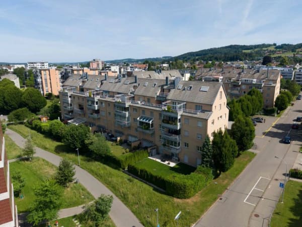 Immobilie in Wetzikon Zh - GrosszÃ¼gige 4.5-Zimmer-Wohnung - ruhig, hell und mit Blick ins GrÃ¼ne. - Bild 1