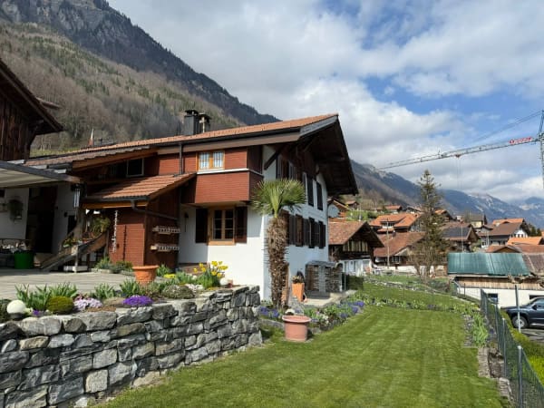Immobilie in Niederried B. Interlaken - Einzigartiges Zuhause mit Seesicht & Charme - Wohnen, wo andere Ferien machen - Bild 1