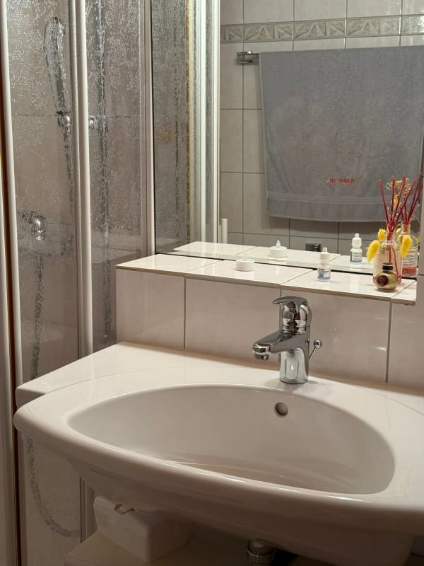 Immobilie in Niederried B. Interlaken - Einzigartiges Zuhause mit Seesicht & Charme - Wohnen, wo andere Ferien machen - Bild 14