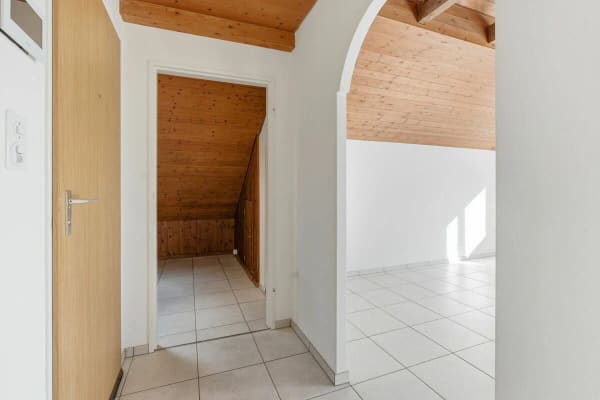 Immobilie in Ettingen - Helle 2.5 Z' Dachwohnung mit Garage und Balkon - Bild 1
