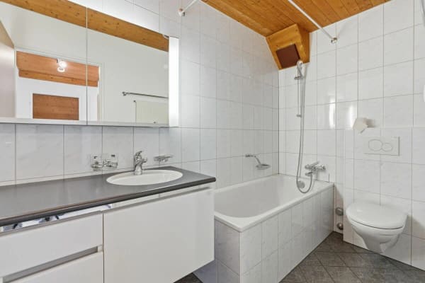 Immobilie in Ettingen - Helle 2.5 Z' Dachwohnung mit Garage und Balkon - Bild 6
