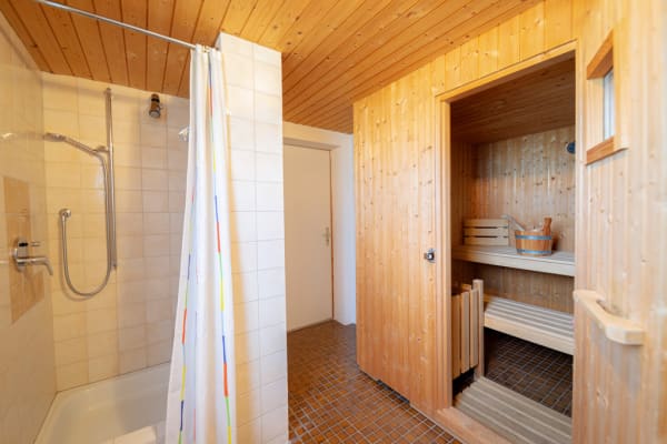 Immobilie in Trun - 2.5 Zimmer-Ferienwohnung - Alpiner Rückzugsort mit sonnigem Balkon - Bild 8