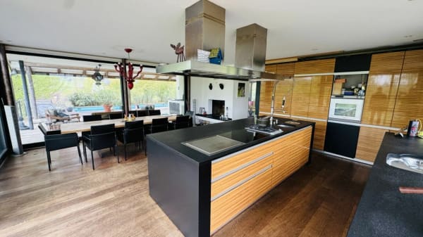 Immobilie in Hersberg - Exklusives Anwesen mit Villa, Nebenhaus, separater Wohneinheit, Praxis, Einstellhalle, Pool u. v. m. - Bild 3