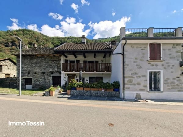 Immobilie in Claro - Gemütliches Tessiner Haus komplett renoviert an ruhiger Lage mit schönem Weitblick, Terrasse und Balkon - Bild 2