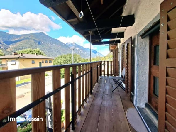 Immobilie in Claro - Gemütliches Tessiner Haus komplett renoviert an ruhiger Lage mit schönem Weitblick, Terrasse und Balkon - Bild 3