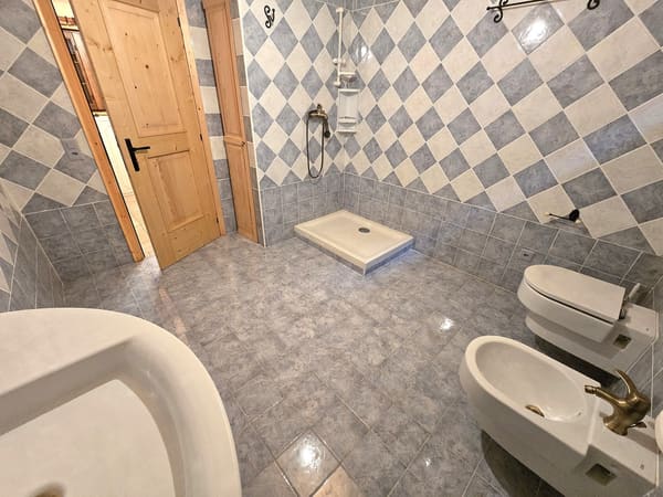 Immobilie in Mesocco - SchÃ¶nes Doppelchalet mit GrundstÃ¼ck in der NÃ¤he von San Bernardino - Bild 27