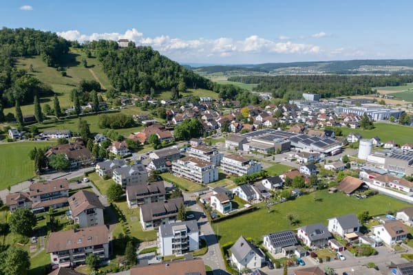 Immobilie in Brunegg - Attraktive 4,5-Zimmer-Eigentumswohnung mit grossem Gartensitzplatz - Bild 1