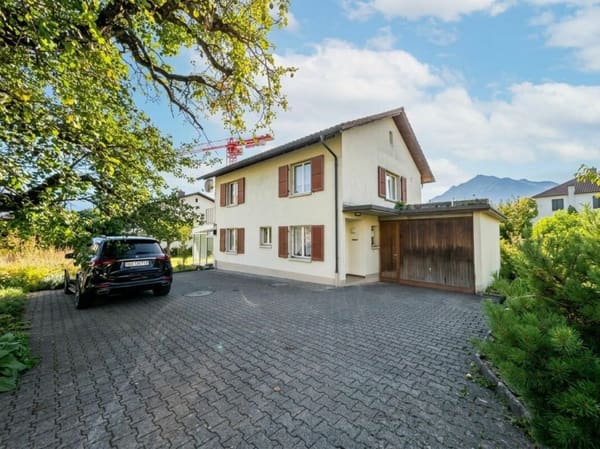 Immobilie in Hilterfingen - Charmantes Einfamilienhaus am Bach mit Wintergarten und Garage - Bild 0