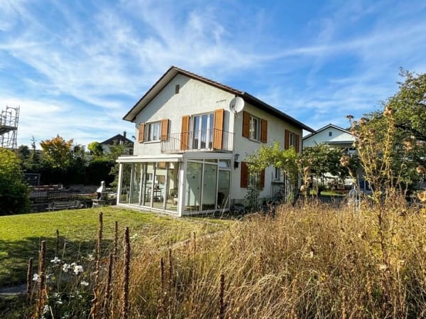Immobilie in Hilterfingen - Charmantes Einfamilienhaus am Bach mit Wintergarten und Garage - Bild 1