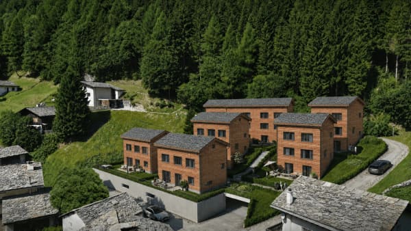 Immobilie in Vals - 8 neue Einfamilienhäuser für den Erstwohnsitz ? zeitgemässer Holzbau, sorgfältig geplant im kleinen Ensemble Bim Chrützchappeli. - Bild 3
