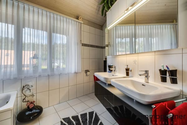 Immobilie in Duggingen - Charmante 3.5 (4.5)-Zimmer-Dachwohnung mit Balkon und schöner Aussicht in Duggingen - Bild 5