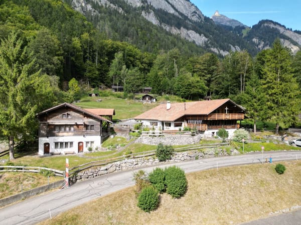 Immobilie in Gündlischwand - Diverse Nebengebäude Hotel mit 8 Zimmern, Garagen, Chalet, alte Käserei, Eventlocation, Bauland etc - Bild 1