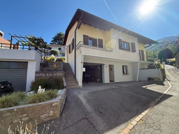 Immobilie in Caneggio - Casa unifamiliare, ampliabile, comoda con due ampi garage - Bild 0