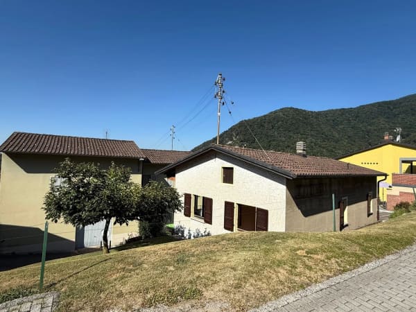 Immobilie in Caneggio - Casa unifamiliare, ampliabile, comoda con due ampi garage - Bild 1