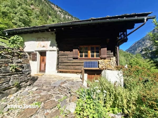 Immobilie in Rossa - Ein wahres Alpenparadies: Authentisches und saniertes Rustico & ein unabhÃ¤ngiges Atelier und 3 Parzellen voller Freiheit auf 11000 m2 Grund - Bild 1