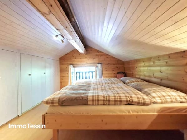 Immobilie in Rossa - Ein wahres Alpenparadies: Authentisches und saniertes Rustico & ein unabhÃ¤ngiges Atelier und 3 Parzellen voller Freiheit auf 11000 m2 Grund - Bild 11