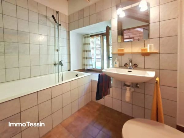 Immobilie in Rossa - Ein wahres Alpenparadies: Authentisches und saniertes Rustico & ein unabhÃ¤ngiges Atelier und 3 Parzellen voller Freiheit auf 11000 m2 Grund - Bild 12