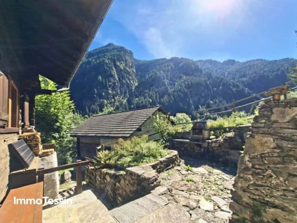 Immobilie in Rossa - Ein wahres Alpenparadies: Authentisches und saniertes Rustico & ein unabhÃ¤ngiges Atelier und 3 Parzellen voller Freiheit auf 11000 m2 Grund - Bild 2