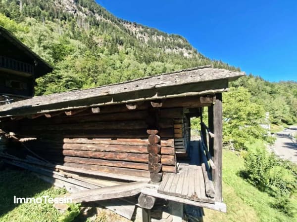 Immobilie in Rossa - Ein wahres Alpenparadies: Authentisches und saniertes Rustico & ein unabhÃ¤ngiges Atelier und 3 Parzellen voller Freiheit auf 11000 m2 Grund - Bild 3