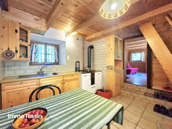 Immobilie in Rossa - Ein wahres Alpenparadies: Authentisches und saniertes Rustico & ein unabhÃ¤ngiges Atelier und 3 Parzellen voller Freiheit auf 11000 m2 Grund - Bild 9