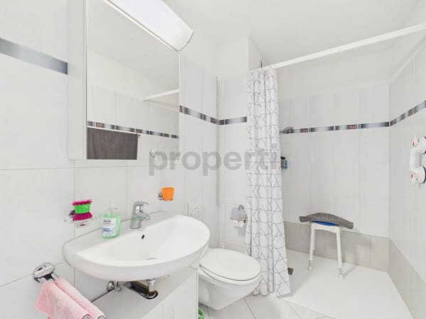 Immobilie in Otelfingen - Sonniger Balkon mit Blick ins GrÃ¼ne: Baujahr 2003, 2 Badezimmer, Fussbodenheizung und Einstellhallenplatz - Bild 5