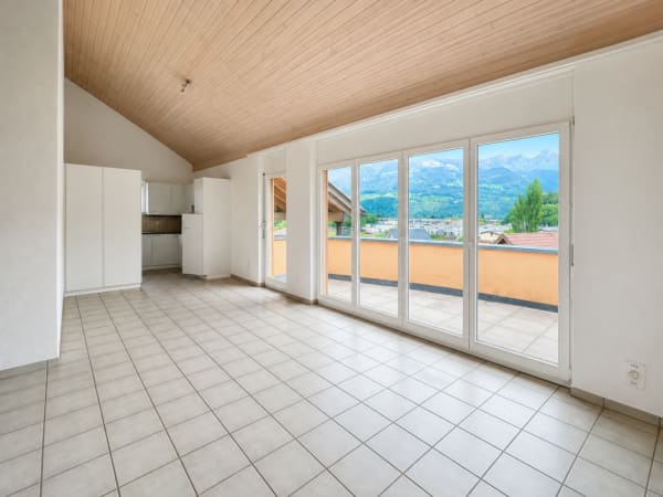 Immobilie in Niederurnen - 4.5-Zimmer-Dachwohnung in Niederurnen mit wunderschÃ¶ner Weitsicht - Bild 1