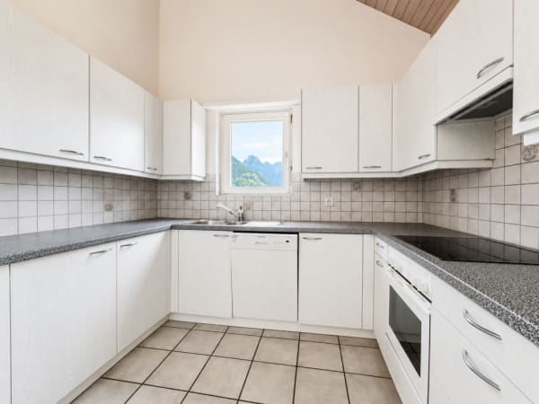 Immobilie in Niederurnen - 4.5-Zimmer-Dachwohnung in Niederurnen mit wunderschÃ¶ner Weitsicht - Bild 2