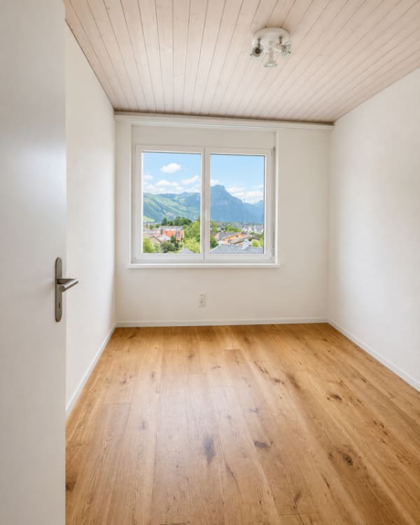Immobilie in Niederurnen - 4.5-Zimmer-Dachwohnung in Niederurnen mit wunderschÃ¶ner Weitsicht - Bild 3