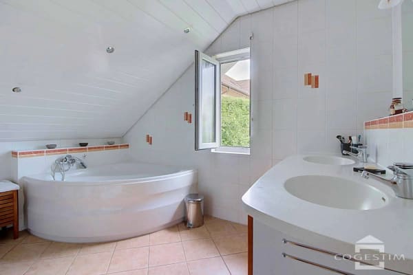 Immobilie in Genolier - Maison individuelle en bois dans un écrin de verdure - Bild 12