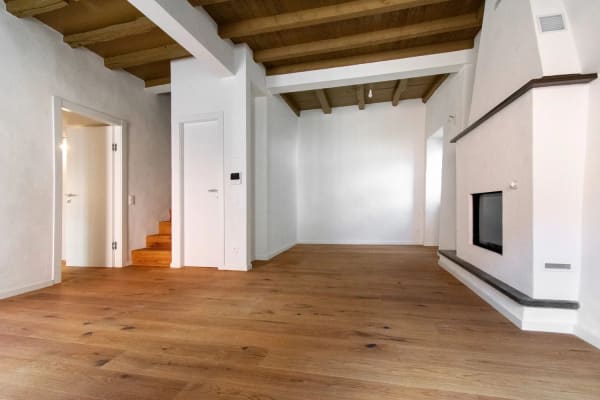 Immobilie in Cassina D'agno - AFFASCINANTE CASA DI NUCLEO CON TRAVI A VISTA E CAMINO - Bild 1